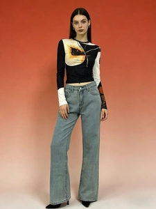Set body con stampa a farfalla e jeans azzurri a vita alta con gamba ampia