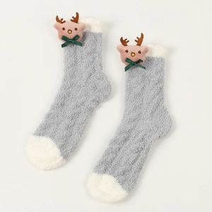 Detailansicht der Korallenvlies-Rentiersocken mit 3D-Puppen und rosa Plüschdetails