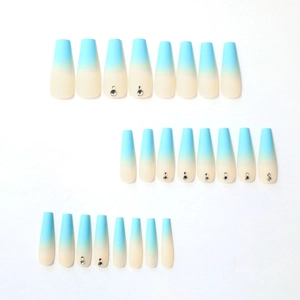 Blaue Ombre Ballerina Kunstnägel Set mit dezentem Strassstein-Dekor auf weißem Grund