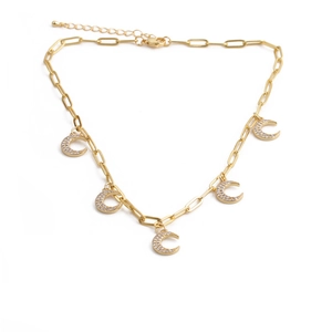 Collier à maillons rectangulaires dorés avec cinq pendentifs lune sertis de zircons brillants
