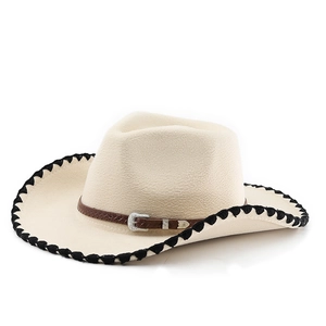 Chapeau de cowboy classique en feutre crème avec ceinture en cuir brun et bordure