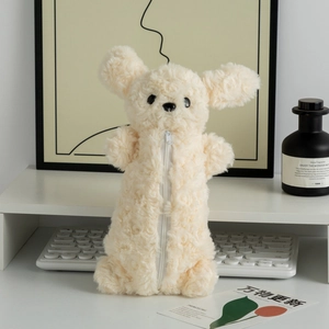 Détail de la peluche douce et de la fermeture éclair de la trousse à ours crème