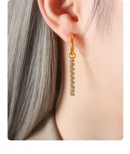Dettaglio di orecchini a cerchio placcati oro 18K con pendenti rettangolari in zirconi