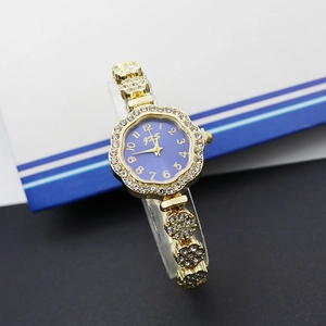 Détail de montre carrée de luxe pour femme avec cadran violet et strass scintillants