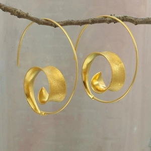 Boucles d'oreilles spirales dorées en forme de feuilles sur branche au style bohème chic