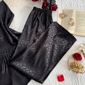 Ensemble pyjama en satin noir pour femme avec imprimé léopard discret et pantalon