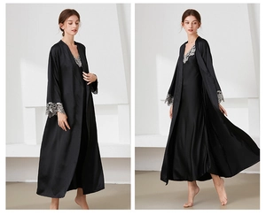 Détail de l'ensemble de robe de chambre en satin noir avec dentelle grise sur les manches