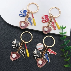 Détail de porte-clés baseball en émail avec batte, casque, gant et petite balle