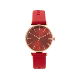 Détail d'une montre en silicone rouge avec boîtier en or rose et cadran à papillons