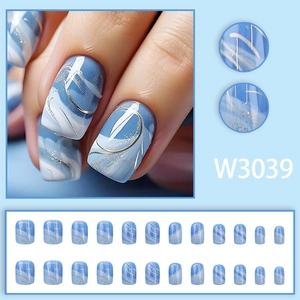 Faux ongles courts carrés dégradé bleu et blanc avec paillettes et accents dorés