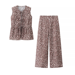 Completo due pezzi con stampa leopardata, top senza maniche annodato e pantaloni a gamba larga
