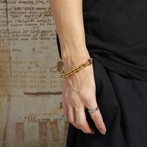 Set bracciale a catena in acciaio inossidabile e anello d'argento indossato