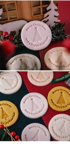 Makro-Detail von Ausstechformen für Weihnachtsplätzchen mit Merry Christmas Feiertagstext