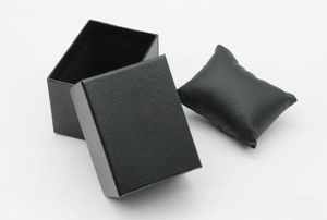 Dettaglio scatola porta orologi nera con trama litchi, coperchio e cuscino