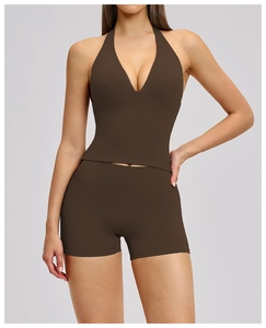 Set da yoga due pezzi marrone cioccolato con top con scollo a V profondo e pantaloncini alti