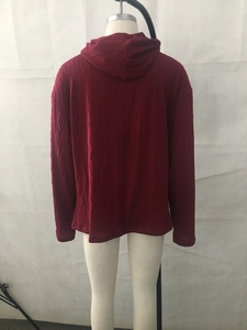Vista posteriore dettagliata della felpa bordeaux in maglia a nido d'ape e vestibilità comoda