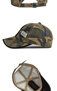 Dettaglio del cappellino mimetico con fibbia in metallo e toppa in stile vintage