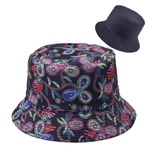 Detalle del sombrero de pescador reversible con estampado de leopardo colorido y negro liso
