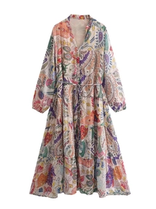 Détail d'une robe longue bohème à col en V, imprimé paisley et jupe à plusieurs niveaux