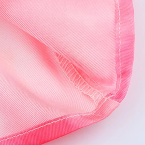 Primer plano de costuras de calidad y textura de satén rosa en un vestido midi