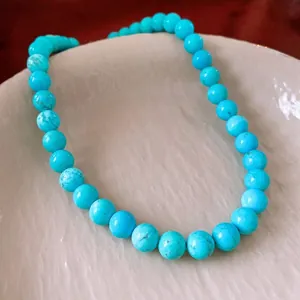 Collier rétro de perles de turquoise avec texture naturelle sur plat en céramique