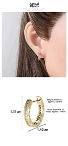 Detailed view of coffee gold zircon ear cuff with dimensions 1.31cm height and 1.42cm width