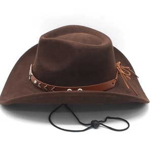 Détail d'un chapeau de cowboy en daim avec bande cloutée et cordon coupe-vent ajustable