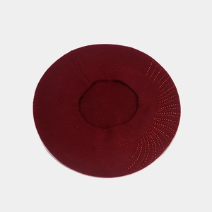 Béret tricoté bordeaux élégant pour femme avec décoration de strass scintillants