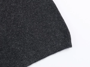 Detaillierte Makroansicht der anthrazitgrauen Strickstruktur mit weicher Wolloptik