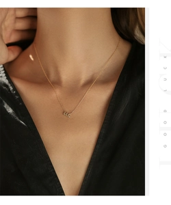 Gros plan sur un collier en argent S925 doré avec un pendentif chiffre chanceux 444