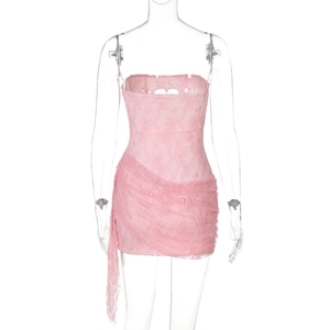 Dettaglio del retro di un abito in pizzo rosa con cerniera lampo e increspature plissettate