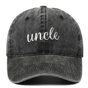 Detailansicht der Uncle Stickerei auf der vintage gewaschenen schwarzen Baseballkappe