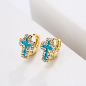 Orecchini a croce placcati oro con smalto blu e zirconi cubici su sfondo bianco