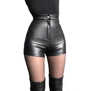 Detailansicht der schwarzen PU-Leder-Shorts mit hoher Taille und goldenem Metallknopf