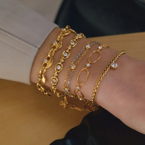 Bracciale multistrato in acciaio inossidabile placcato oro 18K con zirconi bianchi da donna