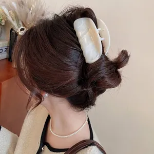 Eleganter ovaler Haarklammer aus Acryl in Cremeweiß-Marmor für schickes Haarstyling