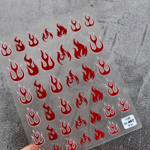 Detail der roten Flammen-Nagelaufkleber Modell to-457 mit dünner flexibler Textur