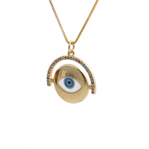 Dettaglio della collana malocchio con smalto blu e pietre preziose colorate