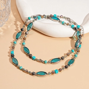 Nahaufnahme der Boho-Perlenkette mit blauen Steinperlen und facettiertem Glas