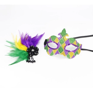 Détail d'un ensemble Mardi Gras avec masque à paillettes et accessoire en plumes coloré