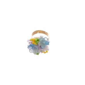 Anello aperto floreale con perle di resina colorate e fascia in metallo dorato regolabile