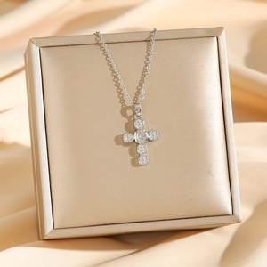 Élégant collier pendentif croix en acier titane argenté avec cristaux de zircon