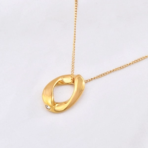 Collier doré minimaliste avec pendentif ovale irrégulier et détail en cristal brillant
