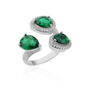 Detailaufnahme von silbernem offenem Ring mit drei grünen Zirkonia-Steinen in Birnenform