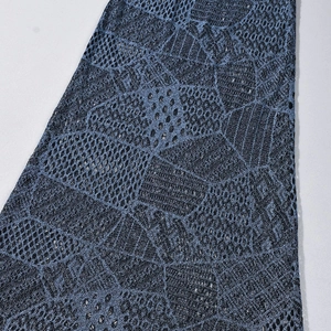 Macro di tessuto in pizzo a maglia blu scuro con motivo a rete geometrico velato
