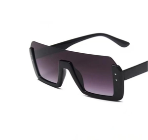 Detail van oversized zwarte vierkante zonnebril met paars verloopglazen en zilveren studs