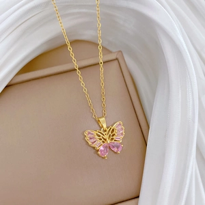Vue détaillée du collier plaqué or avec un pendentif papillon étincelant en cristal rose