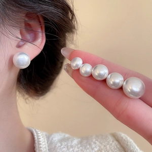 Detailed comparison of white round pearl stud earrings in sizes from 8mm to 14mm