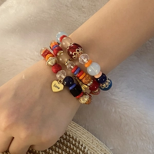 Set braccialetti di perle con ciondolo cuore Love e Torre Eiffel sul polso