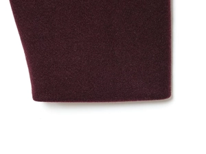 Makroaufnahme von dunkelburgunderrotem Wollstoff mit sauberem Schnitt und hochwertigem Finish